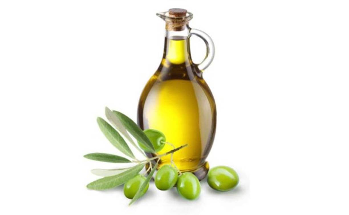 El aceite de oliva ofrece grandes ventajas, ya sea de manera interna como externa. Lo puedes usar de forma tópica en el cabello, para contrarrestar muchos efectos indeseados, tales como la falta de brillo, la resequedad y la caspa.