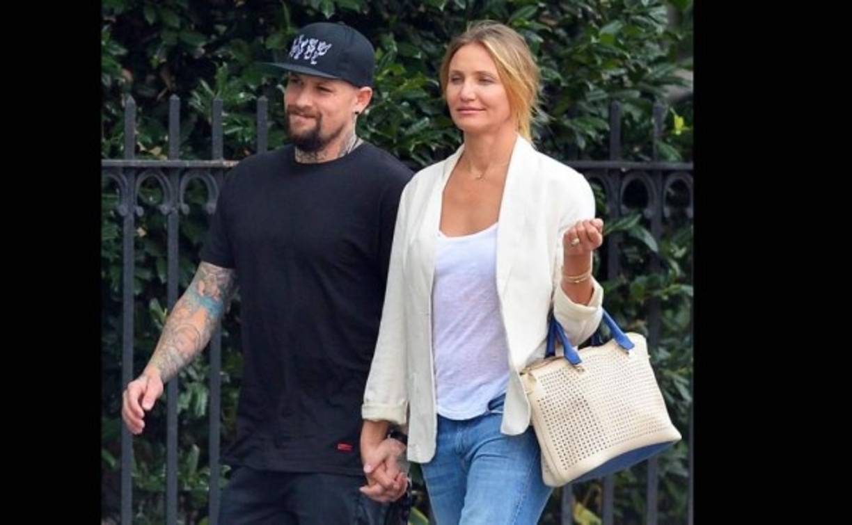 CAMERON DÍAZ Y BENJI MADDEN. Los rumores de un noviazgo entre la actriz y el músico comenzaron durante el verano, cuando fueron vistos agarrados de la mano. La semana pasada, Cameron llevaba un anillo que podría ser de compromiso.