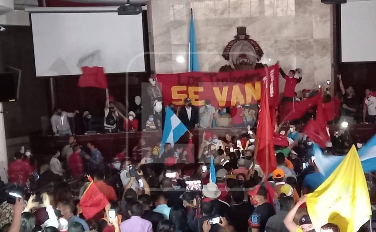 Seguidores de Libre entraron al Congreso Nacional tras la juramentación de la junta directiva. 