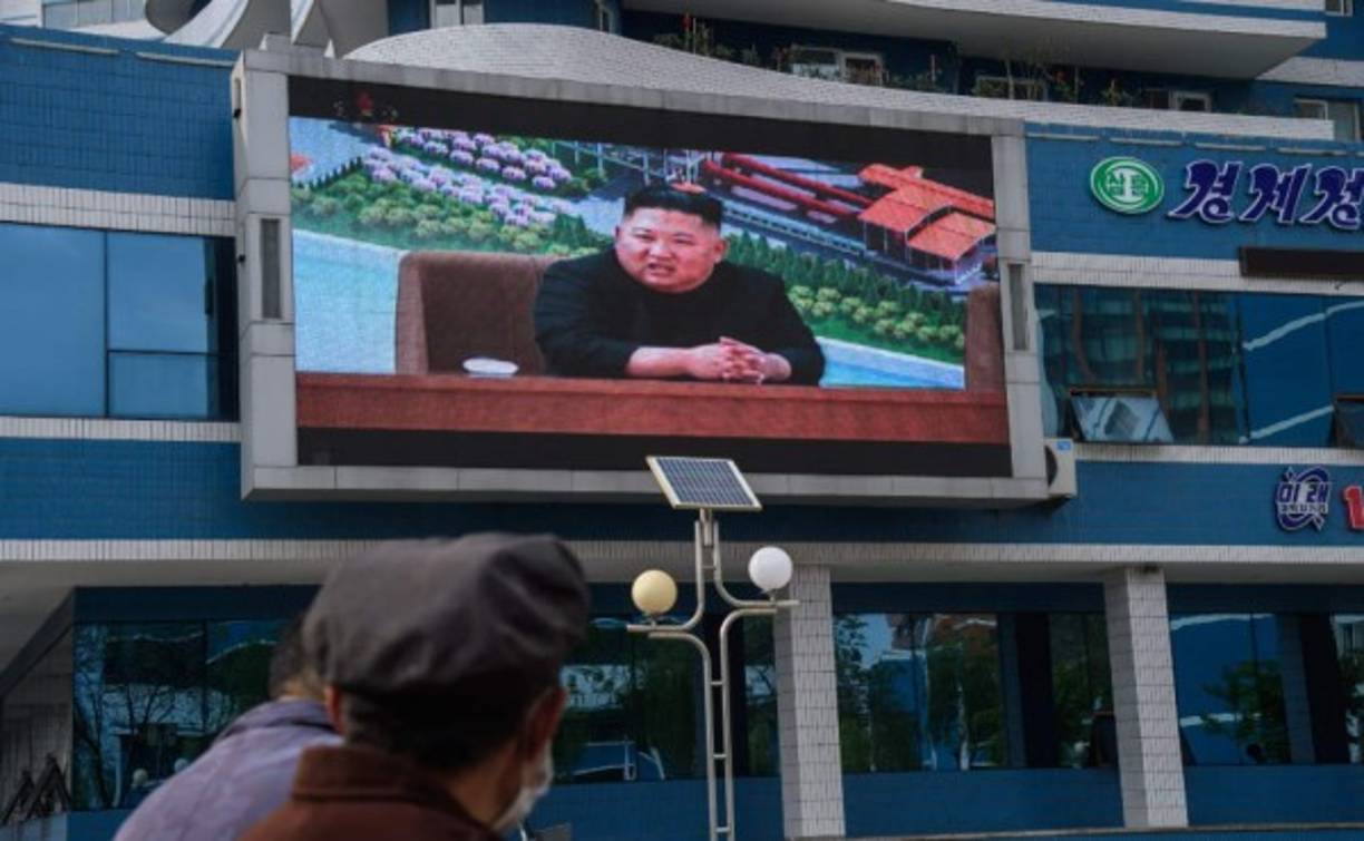 Por más de 20 días, el líder norcoreano, Kim Jong-un, desapareció del foco público desatando rumores que estaba muy enfermo, incluso se llegó a sospechar que había muerto.