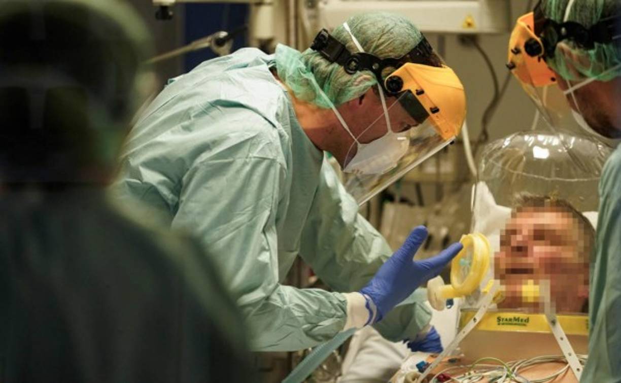 Un grupo de investigadores descubrió que algunos enfermos leves del COVID-19 pueden contagiar el coronavirus hasta ocho días después de desaparecer los síntomas, por lo que recomiendan mantener la cuarentena por otras dos semanas. Texto: EFE / Fotos: AFP