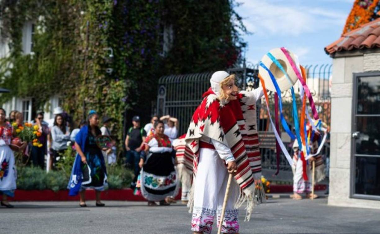 Calaveras gigantes hechas de papel maché y cartón, danzantes calavéricos con atuendos de distintas etnias indígenas y mariachis con trajes con esqueletos bordados desfilaron al ritmo de las legendarias canciones mexicanas La Llorona y México lindo y querido.<br/>