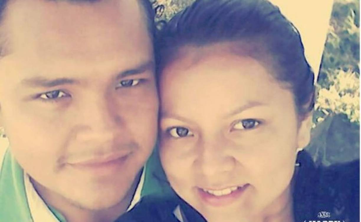 'Nos conocimos por medio de mi tía. Ella le preguntó: 'cuál de mis cinco flores te gusta más?' (refiréndose a mis hermanas y a mí). Él sonrío y yo también, de todas ellas me eligió a mí. Ya son ocho años los que llevamos juntos y cada día lo amo más'. -GiGi Onii L Flores