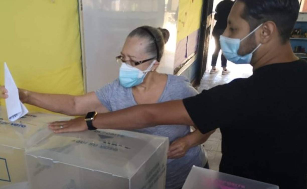 En Tegucigalpa esta señora con toda disciplina ejercer su voto.
