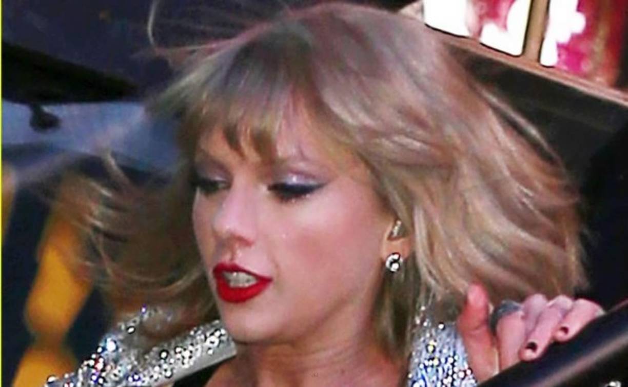 Taylor Swift sufrió una caída durante un concierto de fin de año.