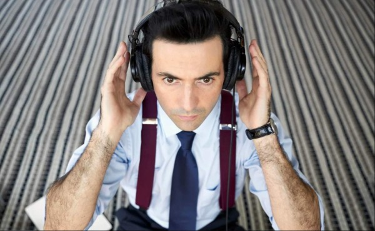 Se trata de Patricio Robles (interpretado por Pablo Cruz Guerrero) un ambicioso ejecutivo discográfico que busca ser el representante del cantante después de que Hugo López (César Bordón), el tutor profesional de Luis Miguel, lo invita a integrarse a su equipo.