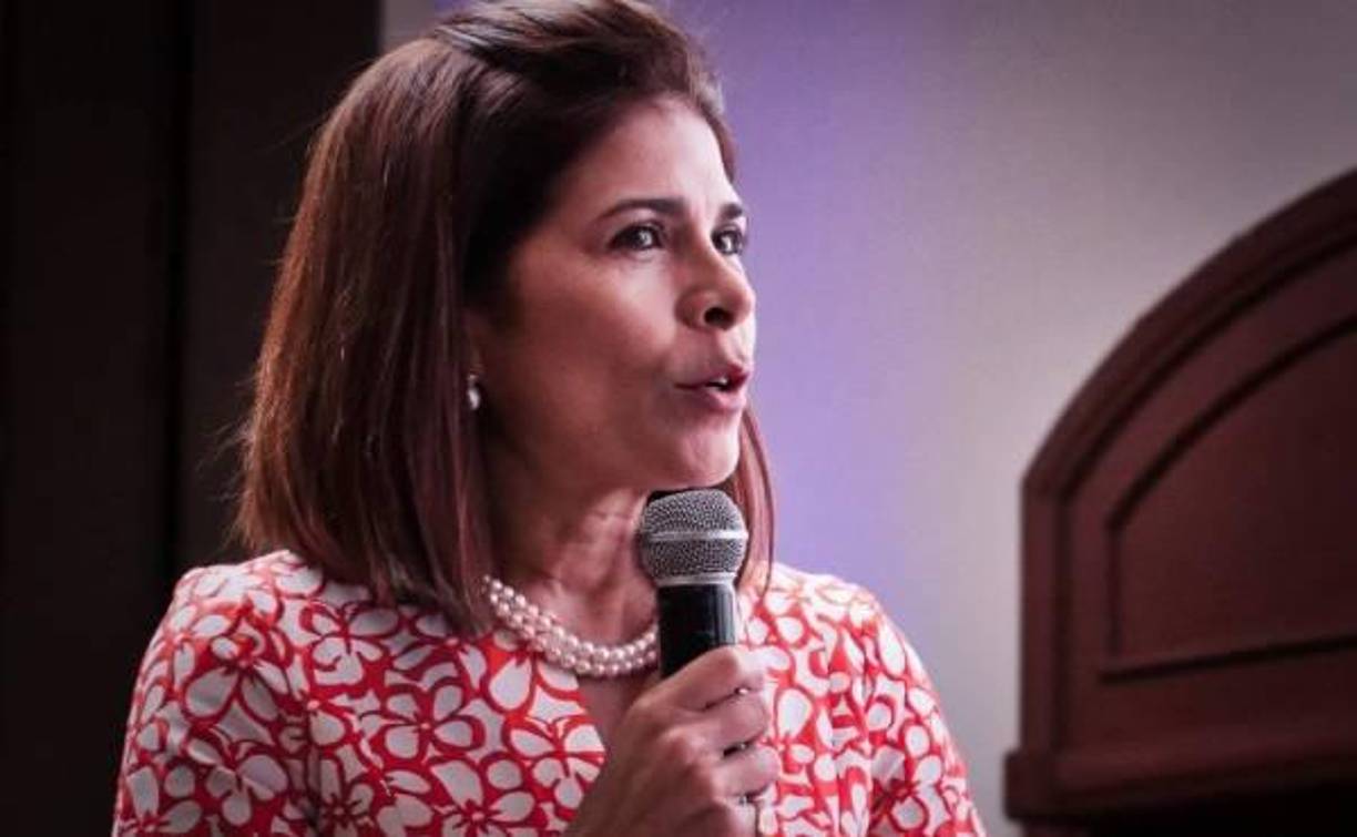 Hilda Hernández, hermana del expresidente hondureño y exministra asesora de Estrategia y Comunicaciones que falleció en diciembre de 2017 en un accidente de un helicóptero de la Fuerza Aérea Hondureña (FAH) junto a otras cinco personas. 