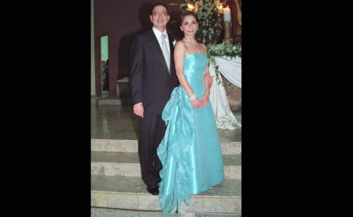 Recuerdos. Así lucieron cuando se casó Irene Galeano Gaborit, hija de ella. Norma se decantó por este diseño acuamarina, con escarolas de organza. Un diseño inspirado en los clásicos que crea el venezolano Ángel Sánchez.