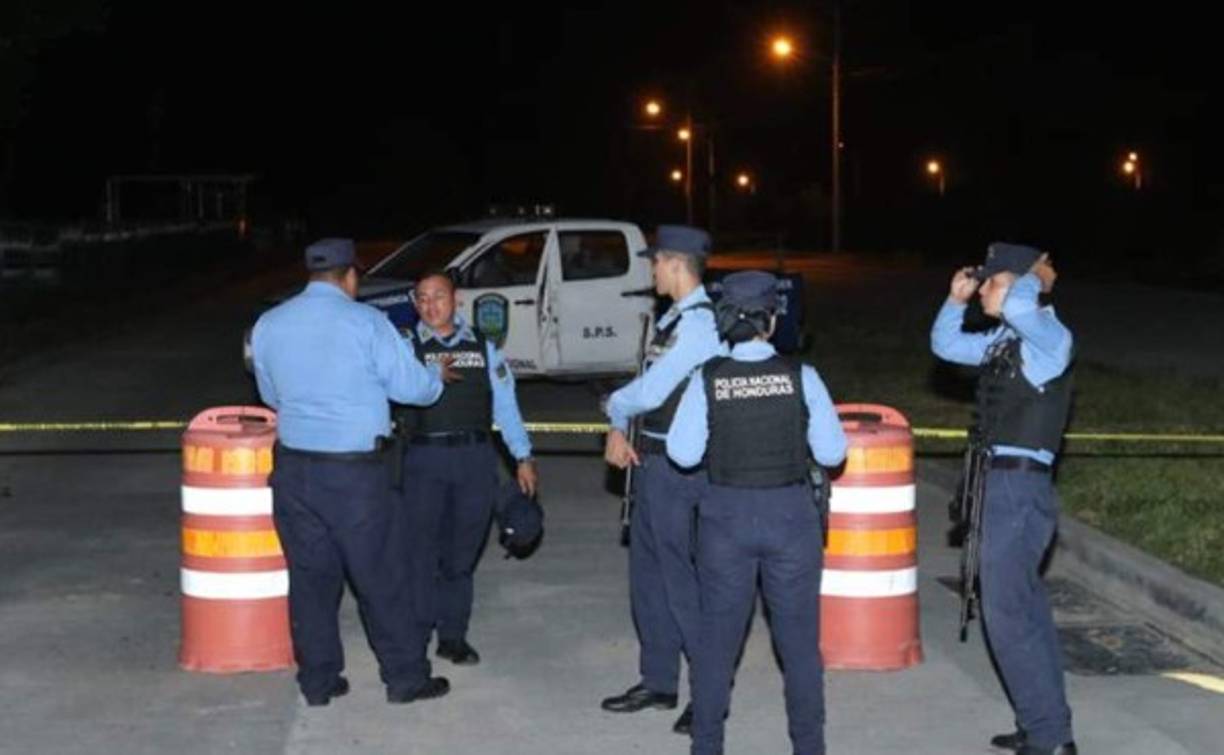 Ocón caminó por el bulevar de Jardines del Valle colgando el bolso de la maestra Sulmi Sumilda Erazo. Una cámara captó que el sujeto andaba una camisa con un monograma y en su cuello un carné de identificación.