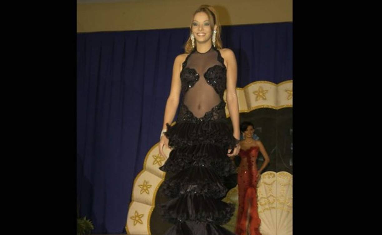 La bella catracha comenzó a lucir elegantes atuendos, accesorios de reina.