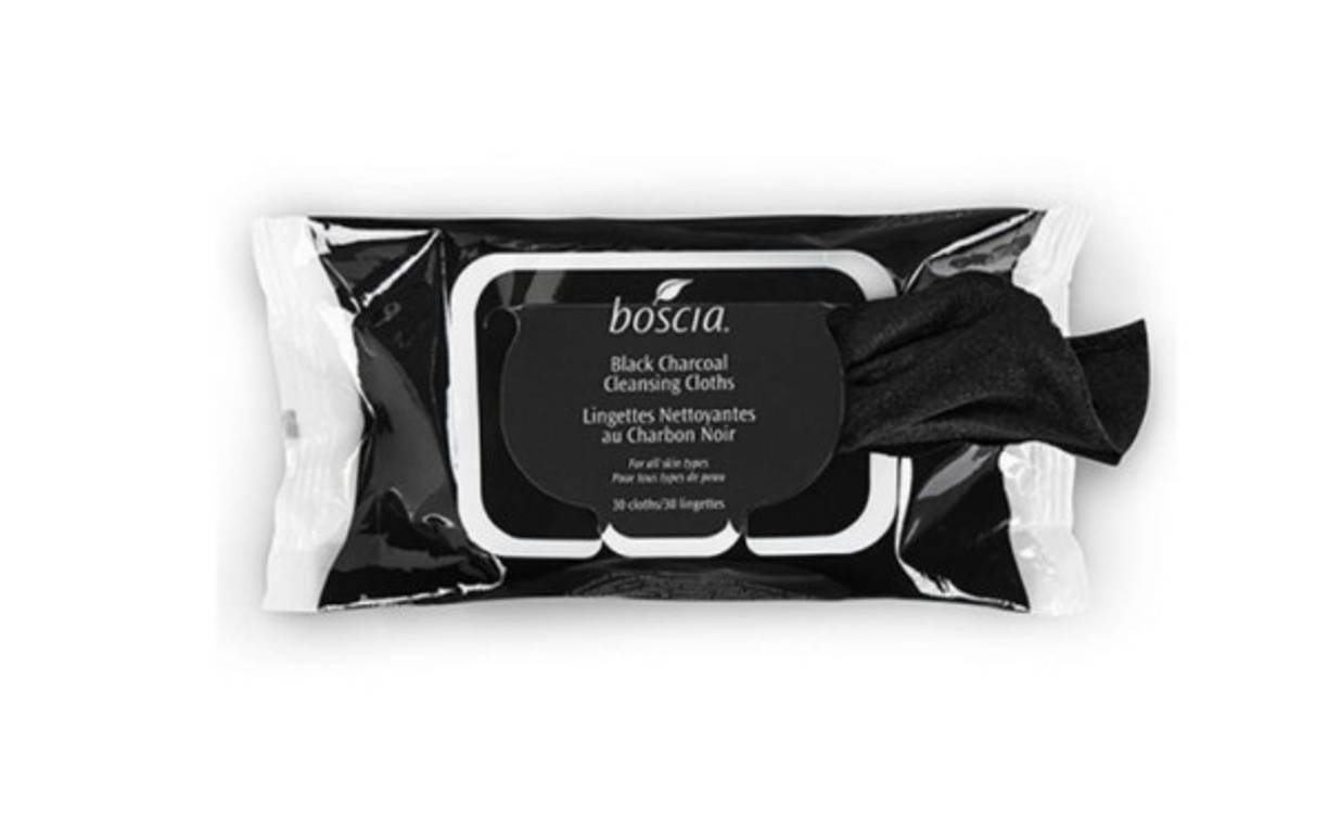 Toallas limpiadoras: Estas toallitas con polvo de carbón y té negro, te ayudarán a limpiar profundamente la piel y a minimizar los poros para crear una complexión suave.