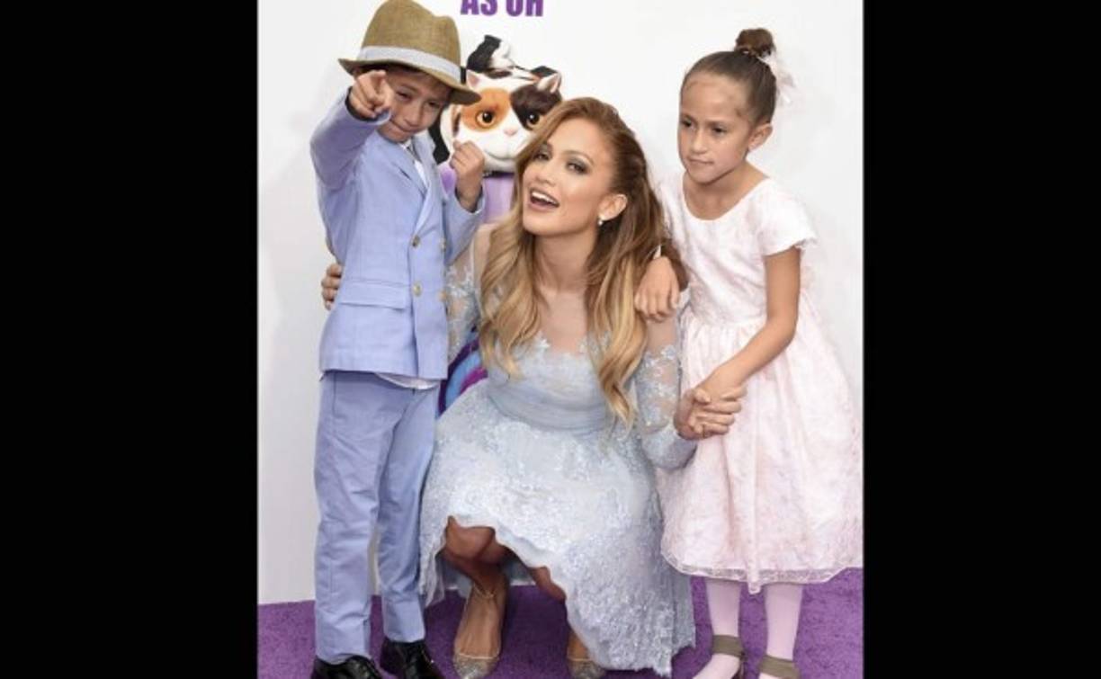 Los hijos Marc Anthony compartieron junto a su madre en el estreno de 'Home'.