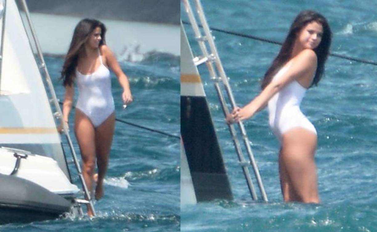 Selena Gomez en un traje blanco.