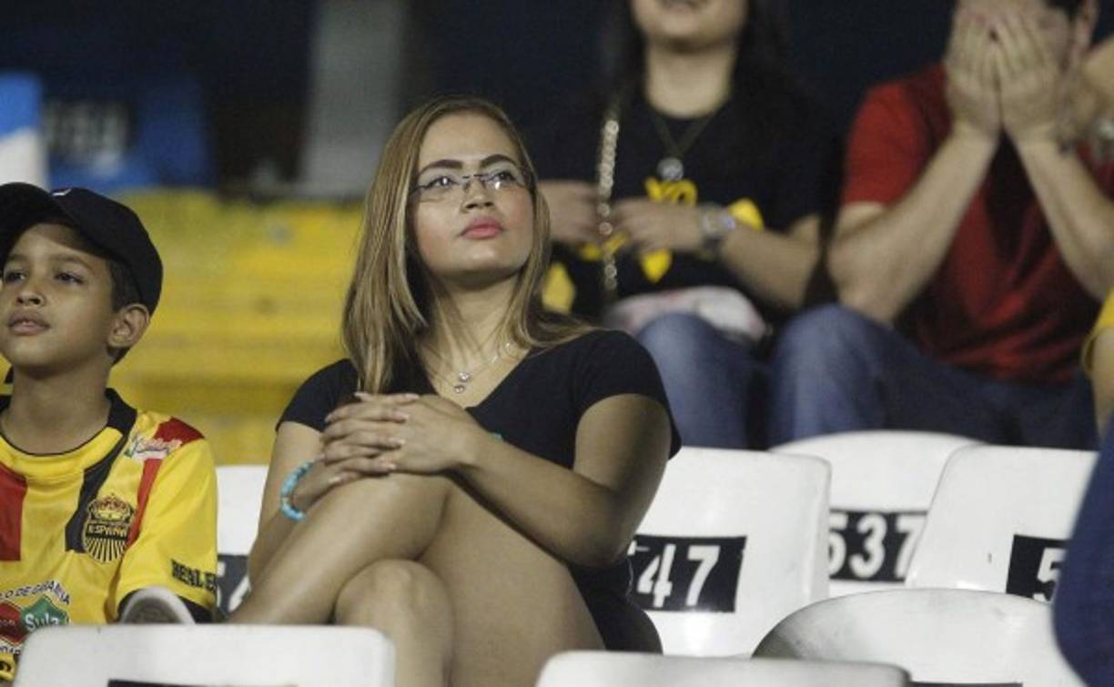 Ella estuvo acompañada por el pequeño, pendiente de su amado Real España.