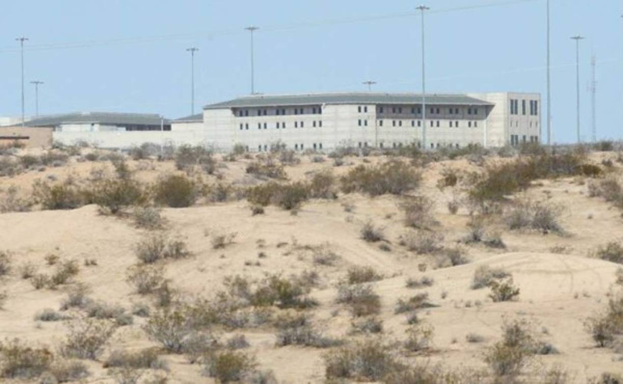 Seis torres adicionales se alinean a lo largo de la instalación de forma rectangular. La instalación está rodeada por una valla eléctrica doble letal, una pared de ladrillos de 2 m (6,6 pies) en su lado norte y una valla de protección de la vista en su lado oeste. Foto cortesía