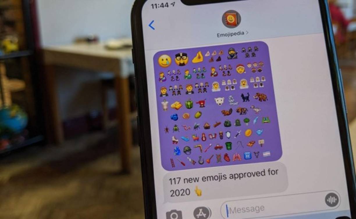 El consocio Unicode reveló 117 nuevos emojis que serán incorporados en el transcurso del año entre las que se incluyen 55 variables de género y tonos de piel. Se estima que los nuevos emoji comiencen a aparecer en los dispositivos móviles entre el mes de septiembre y octubre, sin embargo, algunas plataformas pueden lanzarlos antes.
