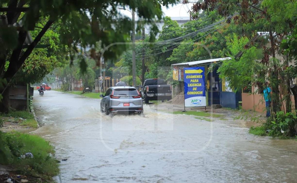 Algunas zonas quedaron incomunicadas debido a calles inundadas. 