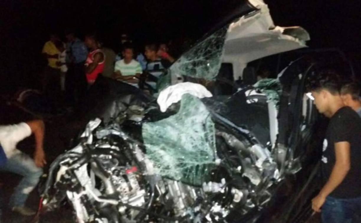 06, junio, 2018. El accidente entre una rastra y un pick up dejó como resultado tres personas muertas. El hecho ocurrió la noche de un viernes en la carretera CA-5, en el sector de la Barca, municipio de Santa Cruz de Yojoa.<br/>Las víctimas fueron Maximiliano Mendoza, Luis Fernando Cabrera y María Dolores Madrid.