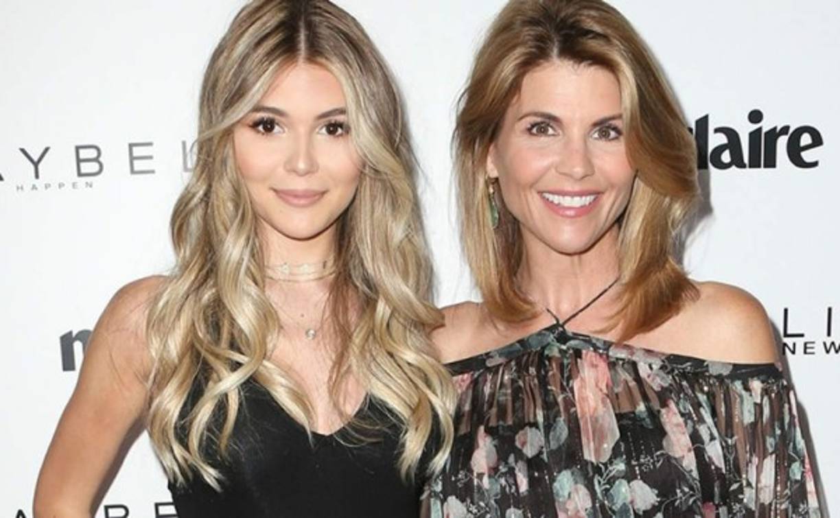 La actriz Loughlin (54), recordada por la serie de los 90's 'Full House', ha sido incluida en una lista de padres acusados por pagar sobornos millonarios para que sus hijos ingresaran a prestigiosas universidades de Estados Unidos.<br/><br/>