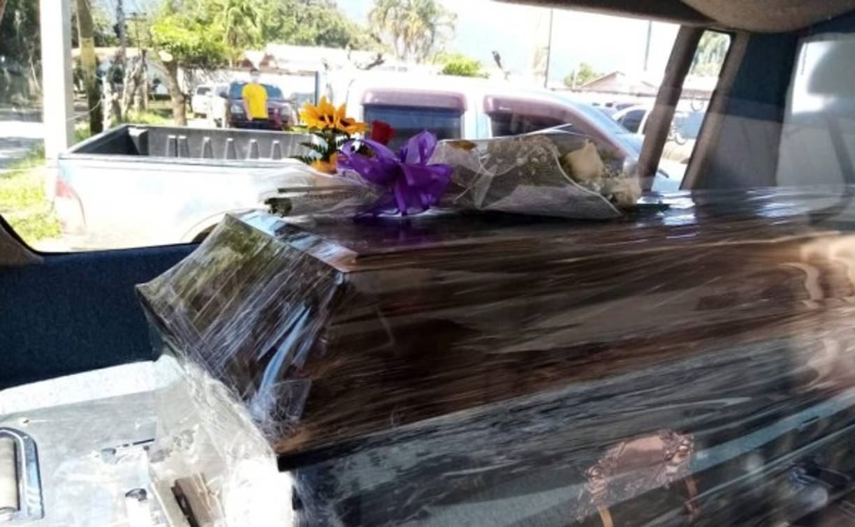 El ataúd donde yace el cuerpo del doctor Cándido Mejía.