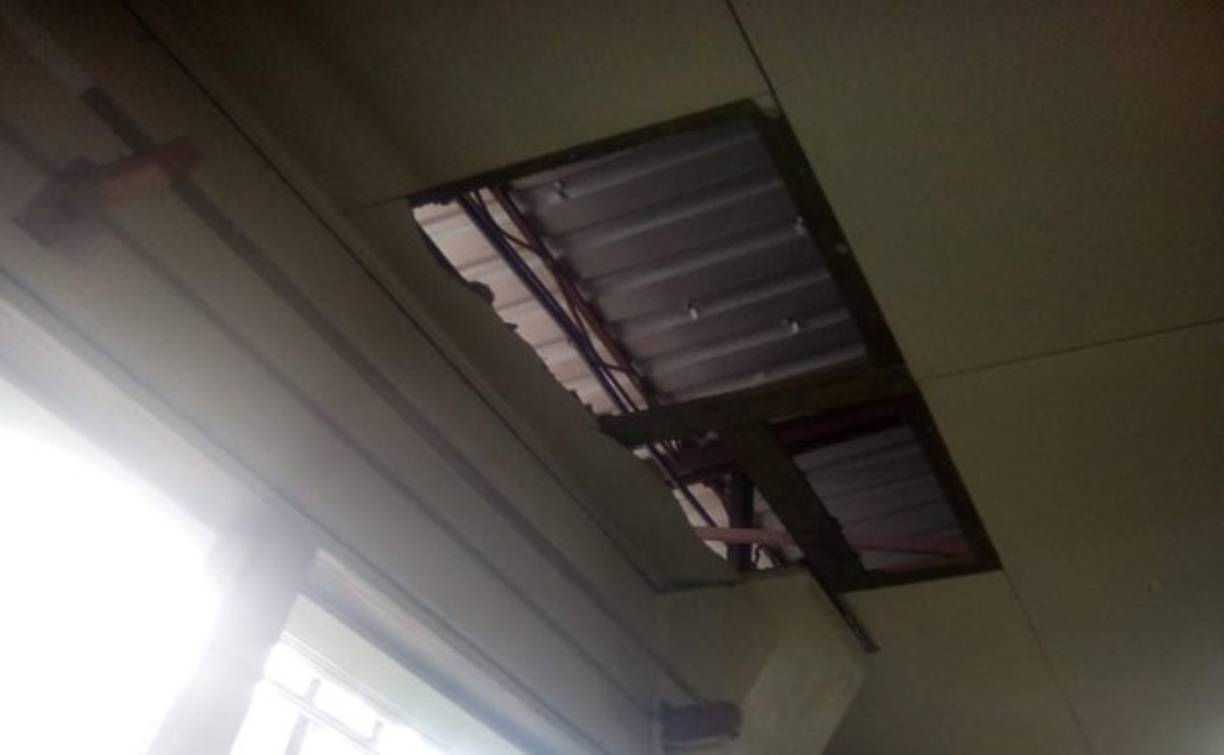 Varias partes del techo de este centro de salud mental están dañadas.