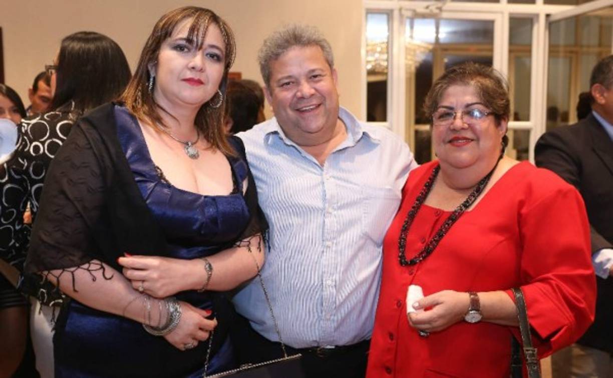 Nidia y Óscar Villegas con Teffy Oseguera.
