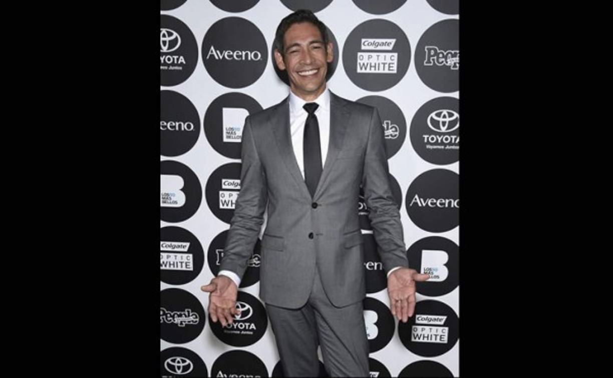 JOHNNY LOZADA. El presentador modeló un elegante traje gris que combinó con una corbata negra y zapatos de vestir.