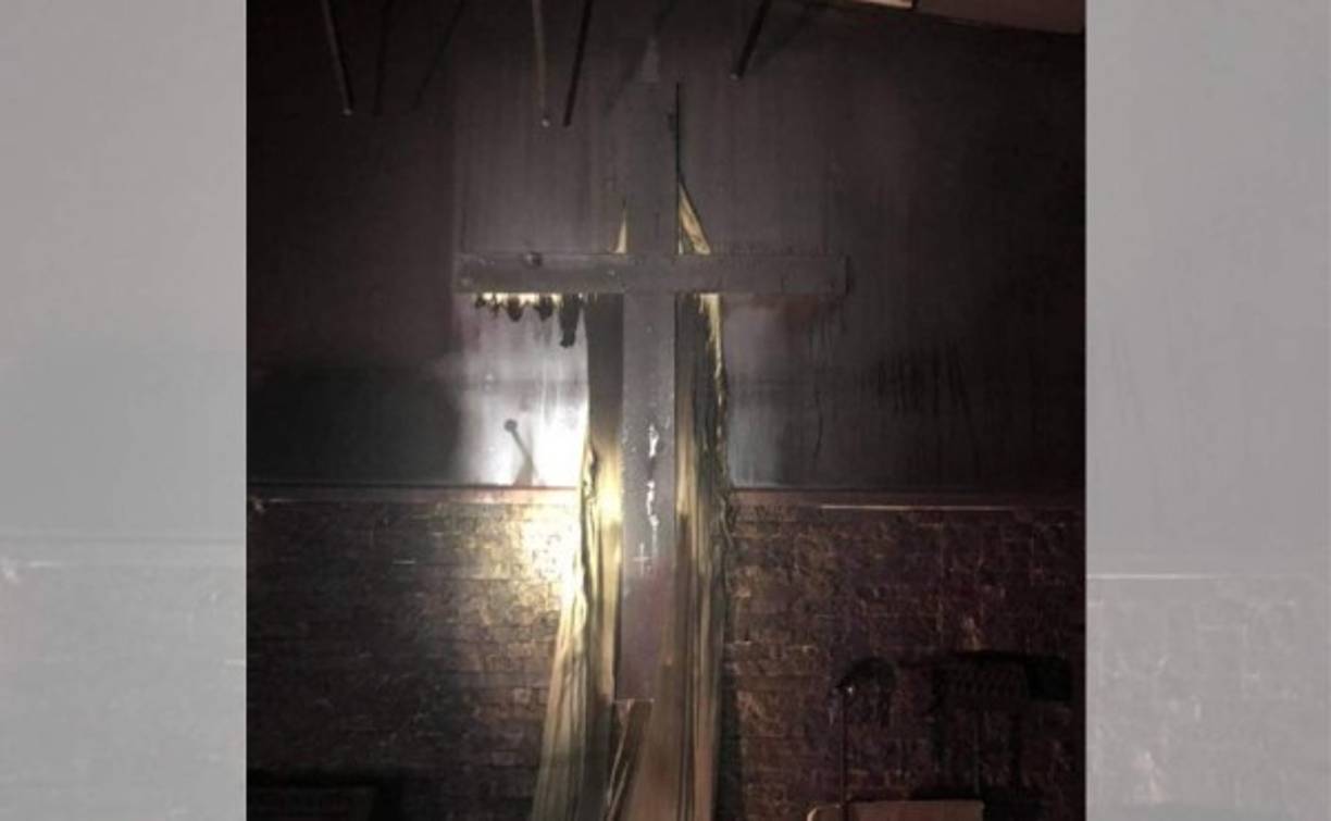 Para mayor sorpresa, un crucifijo también apareció intacto entre las cenizas.