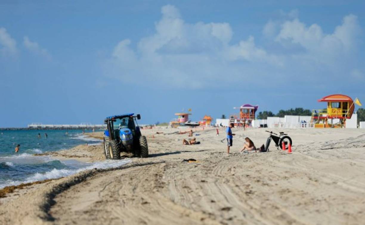 Varias personas no desaprovecharon la oportunidad para disfrutar de la arena y el sol, pese a la alta cantidad de contagios que se reportan.