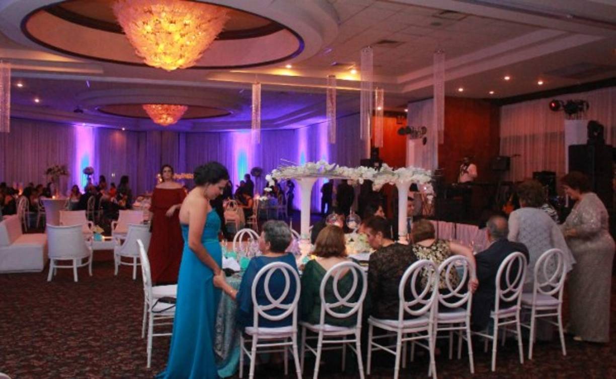 Un ambiente limpio y delicado fue escogido para la boda Ardura Faraj.