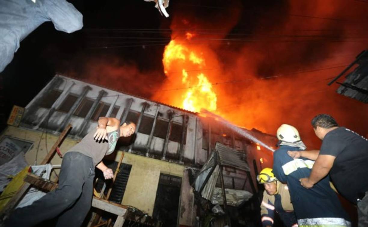 Personas particulares se sumaron a las actividades para apagar las llamas.