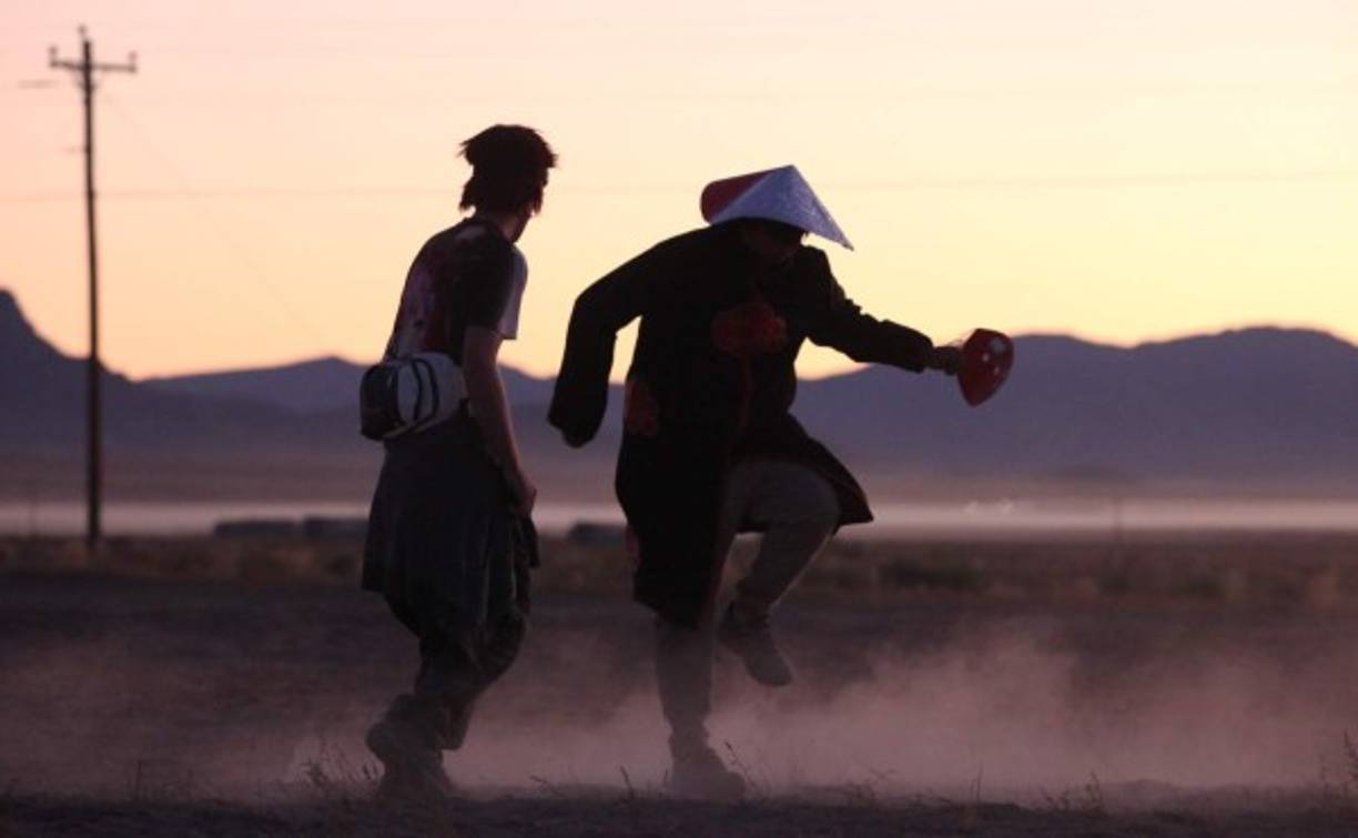 En lugar del asalto a la base, se terminaron organizando dos festivales de fin de semana en los dos pequeños pueblos de Nevada, Rachel y Hiko, que se encuentran cerca de la zona militar, a unas dos horas y media en auto de Las Vegas.