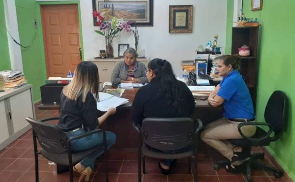 La Fiscalía Especial Para la Transparencia y Combate a la Corrupción Pública y la Agencia Técnica de Investigación Criminal secuestran documentos en la Dirección Departamental de Educación de La Ceiba, Atlántida, donde se indaga posibles delitos de abuso de autoridad y violación a los deberes de los funcionarios, por el otorgamiento de plazas a docentes sin cumplir los requisitos de ley.