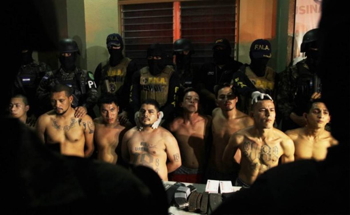 Los detenidos serán acusados por los delitos de extorsión continuada, homicidio en segundo grado de ejecución en perjuicio de Igor Padilla, portación ilegal de armas de guerra, usurpación de insignias de indumentaria policial, asociación ilícita y robo de vehículo.