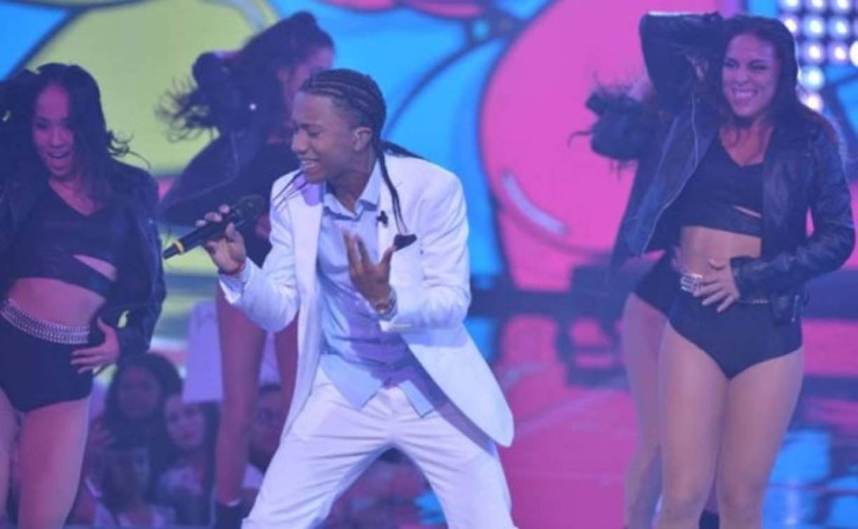 Aaron estuvo como papichulo con ‘Back It Up’.