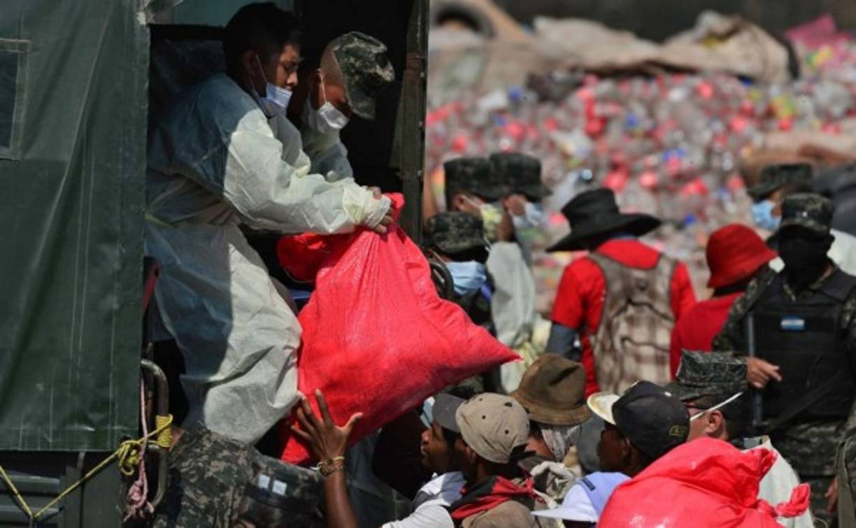'Somos gente humilde que trabajamos al día, pedimos lo justo: comida para nuestras familias, nuestros hijos no tienen nada que comer', dijo a periodistas otra de las manifestantes.