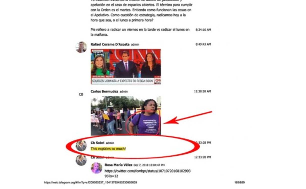 “¡This explains so much! (Esto explica tanto)”, afirma Christian Sobrino, representante del gobierno ante la Junta de Supervisión, señalando a una joven con una camiseta que dice “Antipatriarcal, feminista, lesbiana, trans, caribeña, latinoamericana”
