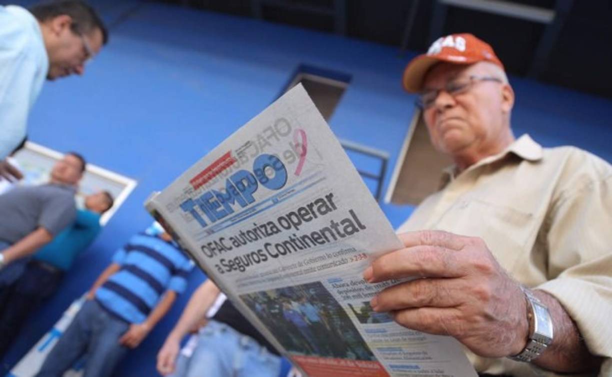 Un empleado del diario de la familia Rosenthal durante la protesta en San Pedro Sula.