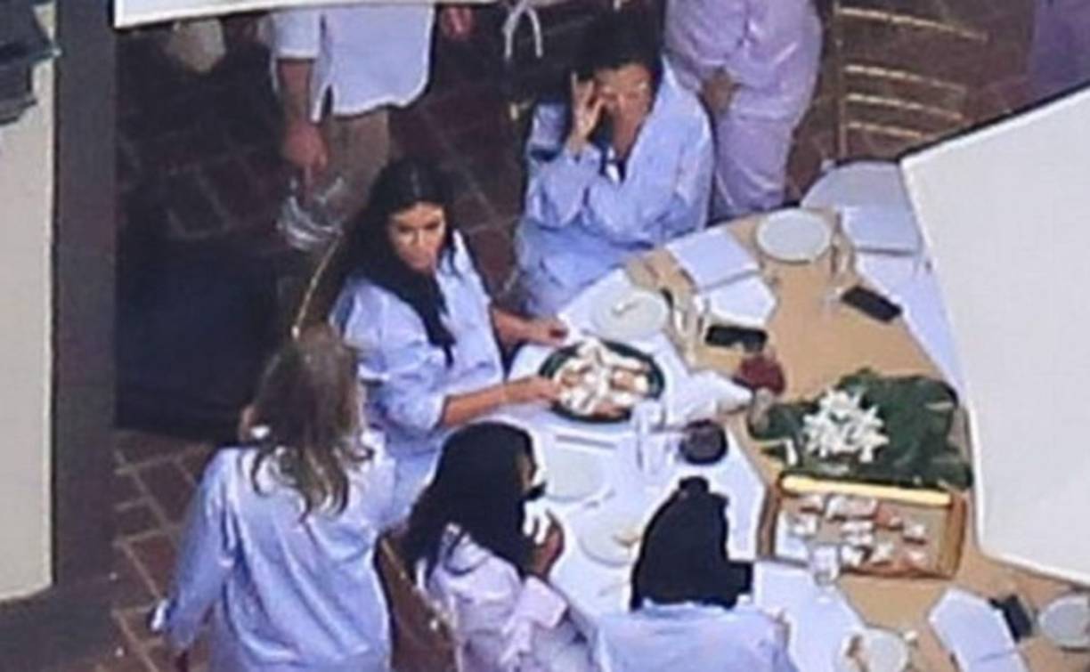 Caitlyn Jenner y Kris Jenner también estuvieron presentes en la fiesta, al igual que amistades cercanas de Kardashian como Gigi Haddid, Malika y Khadijah Haqq al igual que Brittny Gastineau.