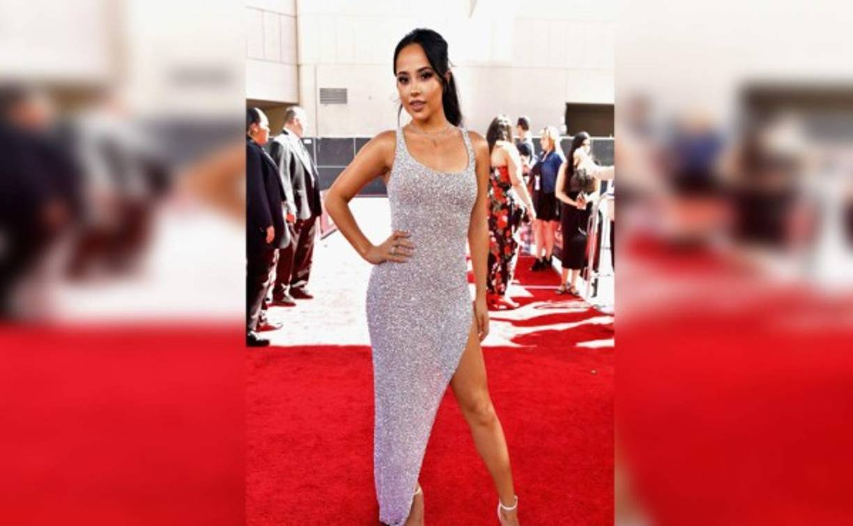 Becky G fue una de las celebridades invitadas a la gala de entrega de los Billboard Music Awards 2019, y durante la alfombra roja, fue una de las más requeridas por los fotógrafos gracias a un vestido muy al estilo de Jennifer López.