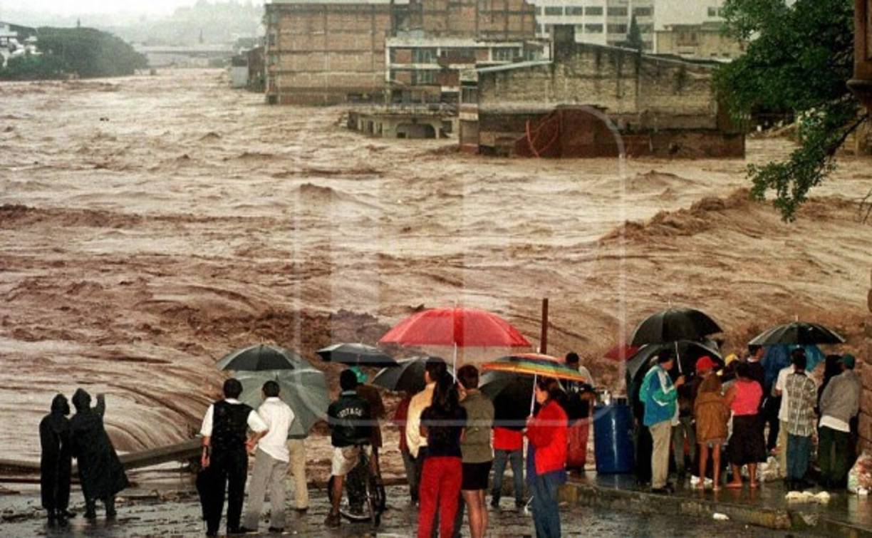 Las inundaciones y deslizamientos de tierra mataron cerca de 6,500 personas y dejaron varios miles de desaparecidos. Muchas de las víctimas no identificadas fueron sepultadas en fosas comunes, lo que resultó en una gran incertidumbre acerca del balance final de muertos.
