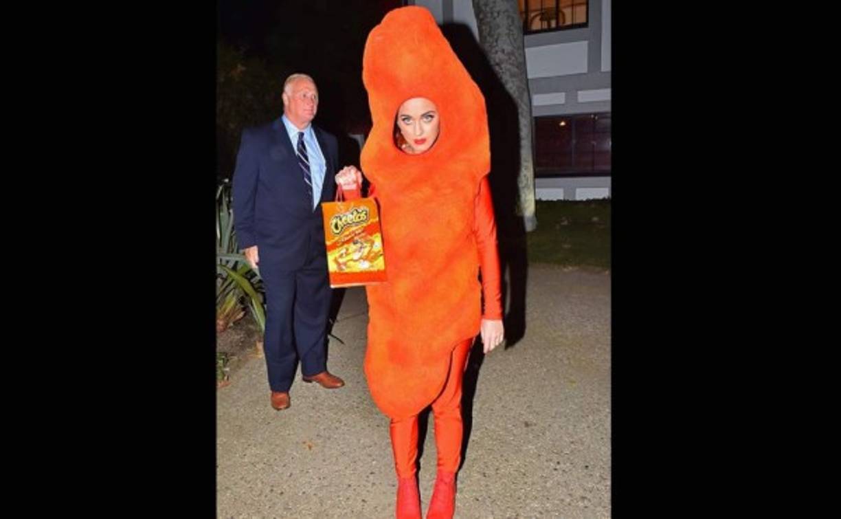 ¿Qué es esto? Katy Perry se vio muy creativa y se vistió de 'Cheeto'. Quizás sea el vestuario más original de este año.