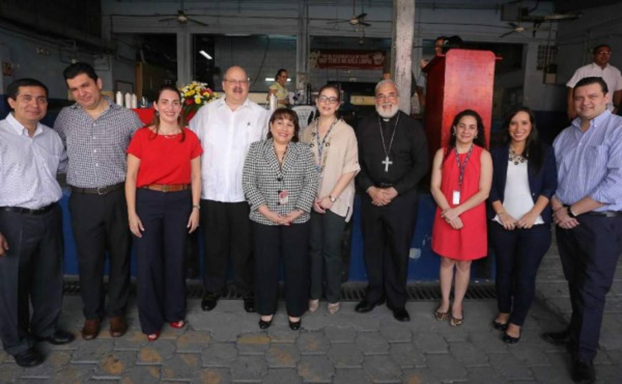 Denis Oliva, Luis Fuentes, Lizza Handal, Jorge Canahuati, María Antonia Fuentes, Ruth Marie Canahuati, monseñor Rómulo Emiliani, Paulina Kattán, Rosa Elena Guerrero y Leonardo López .