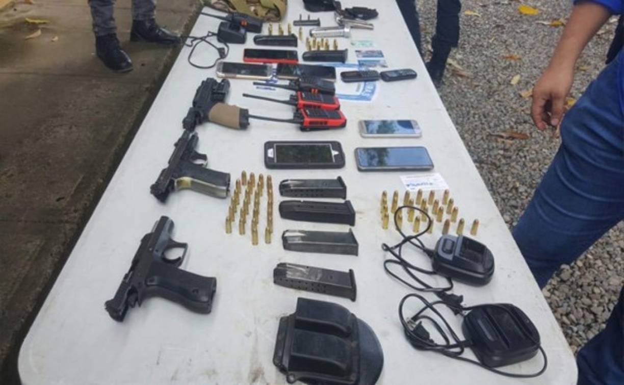 También les hallaron fundas para cargador de pistola, celulares y bolsos tácticos.