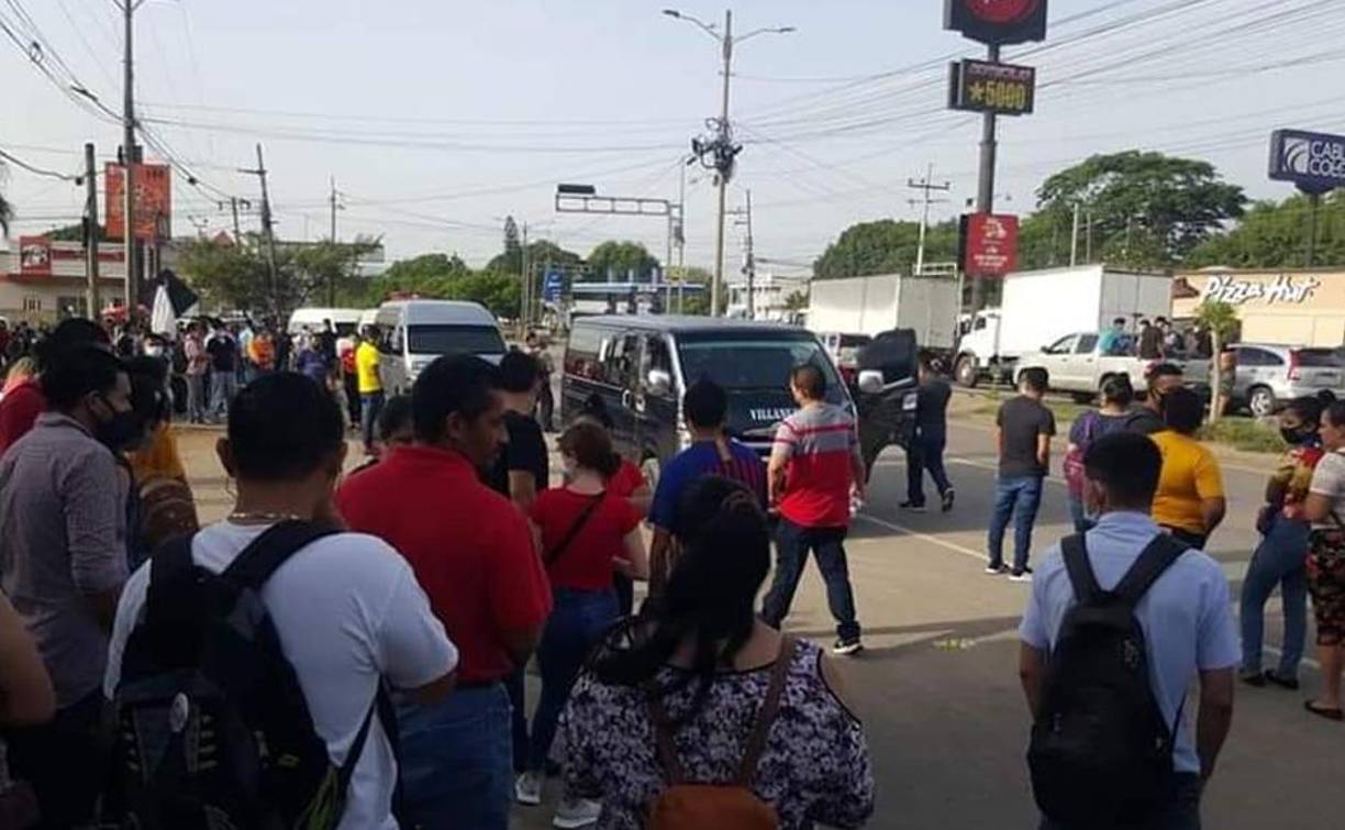 Miles de pasajeros llegaron a pie hasta sus lugares de trabajo. 