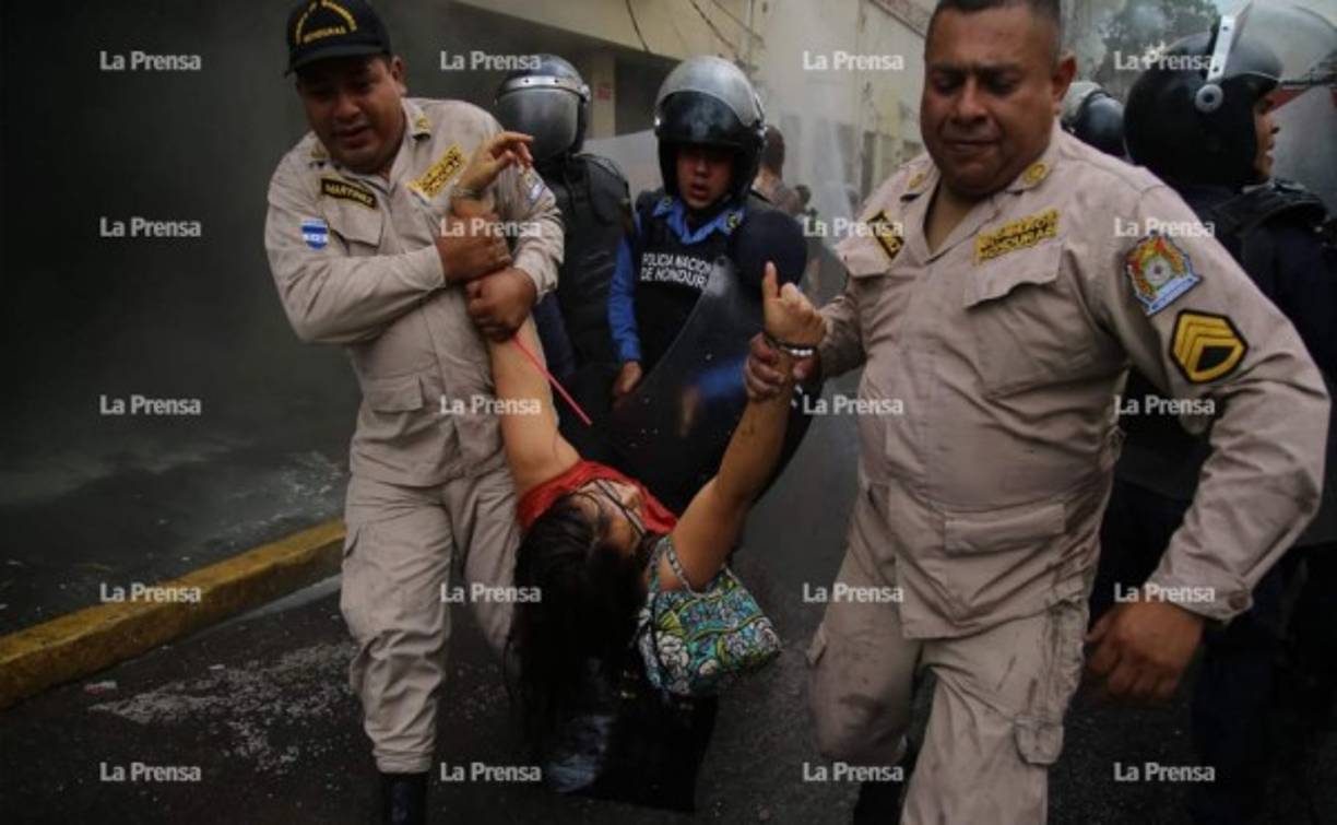 A raíz de la aprobación de los decretos de reestructuración en salud y educación, el sector magisterial y de salud ha realizado marchas de protesta.<br/><br/>Este lunes, decenas de personas quedaron atrapadas en la Alcaldía Municipal del Distrito Central (AMDC), conformada por Tegucigalpa y Comayagüela, zona central de Honduras, después de que se incendiaran dos edificios municipales.<br/><br/>Momento en que rescataban a quienes quedaron atrapados dentro de un edificio municipal en Tegucigalpa.