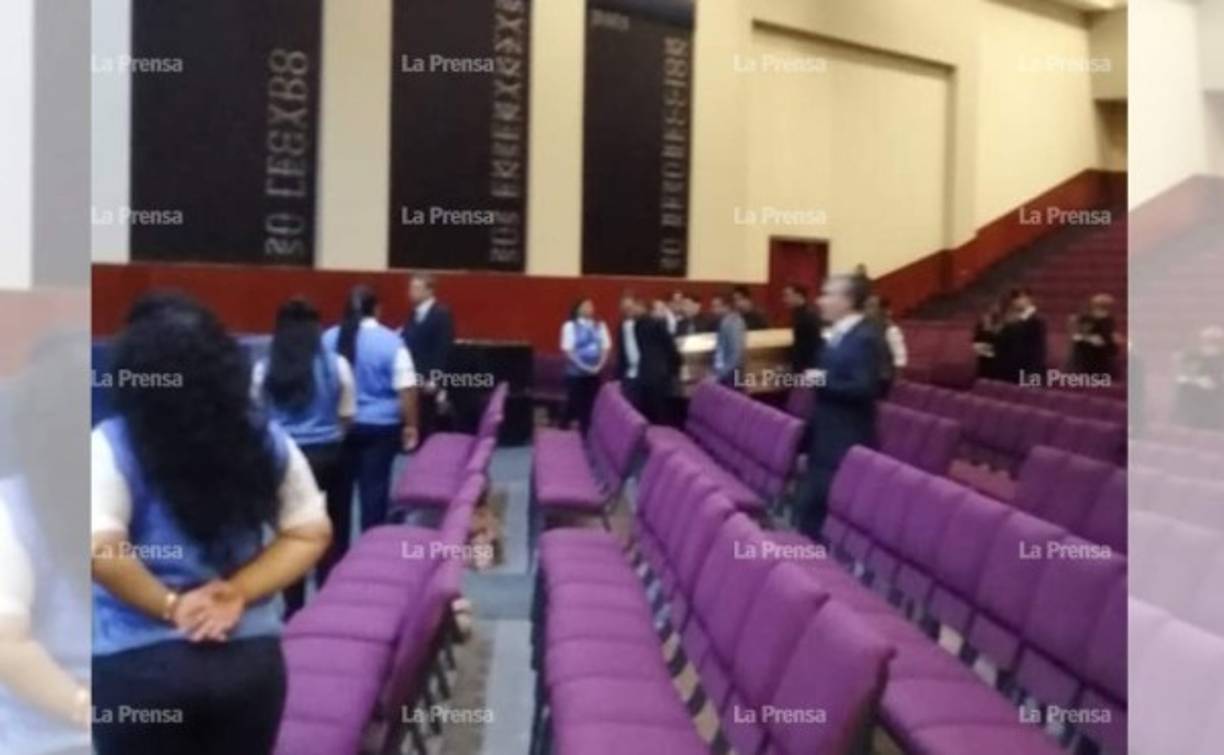 Momento en que el féretro de Julio Melgar es llevado al escenario de la iglesia Casa de Dios.
