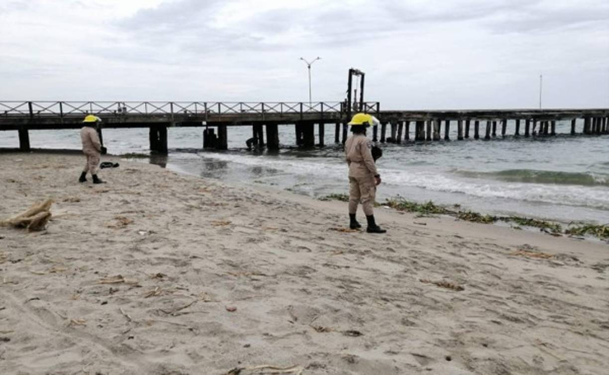 Elementos del Cuerpo de Bomberos realizando supervisiones cerca de las aguas en Tela, Atlántida.