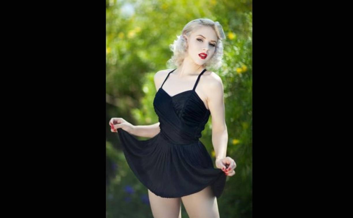 Miss Mosh ha sido la portada de la revista Bizarre en siete ocasiones.