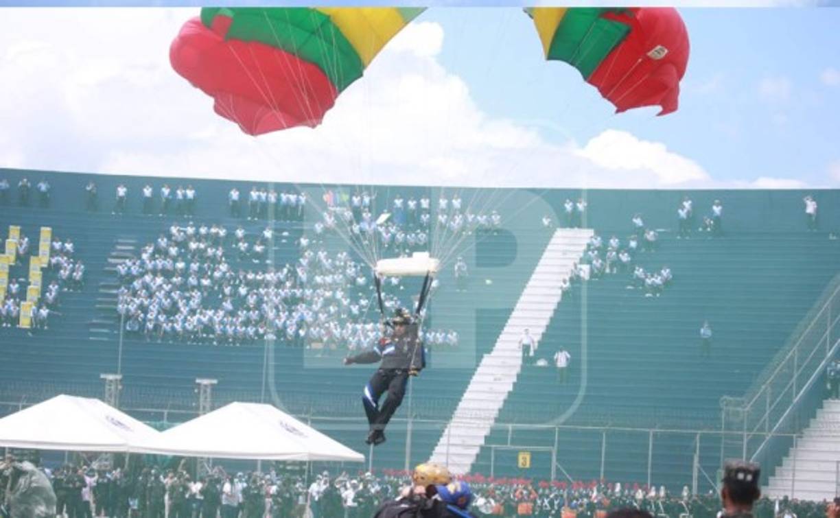 Dentro de la fila de paracaidistas no participaron mujeres.